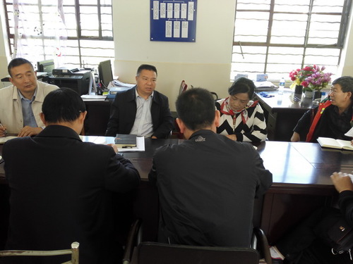 县委政法委马明良书记到龙兴村委会指导换选信访维稳工作