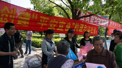 宜良县组织综治维稳平安建设集中宣传活动2