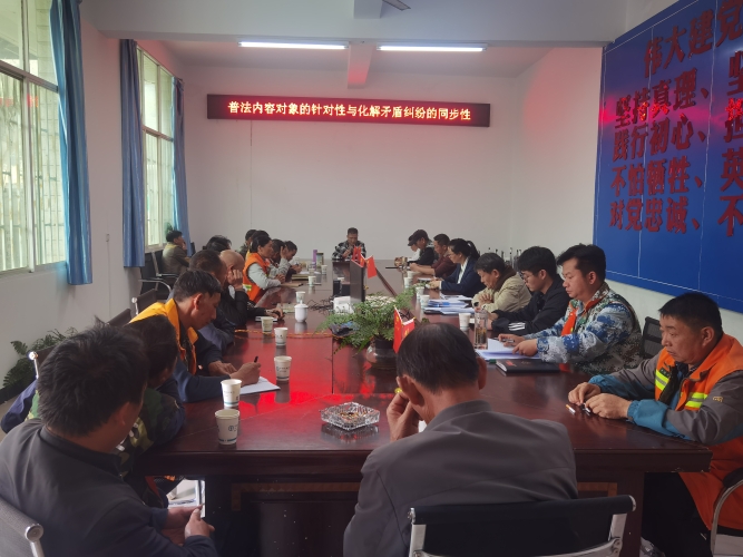 陈云春律师为村组干部讲解如何处理矛盾纠纷
