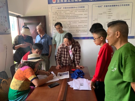 8月8日，首席法律咨询专家库成员陈云春到北墩子新村小组成功调解一起相邻权、道路通行权纠纷