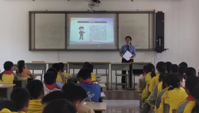 9月15日，首席法律咨询专家库成员庞远丽到耿家营乡土官村开展法治宣传