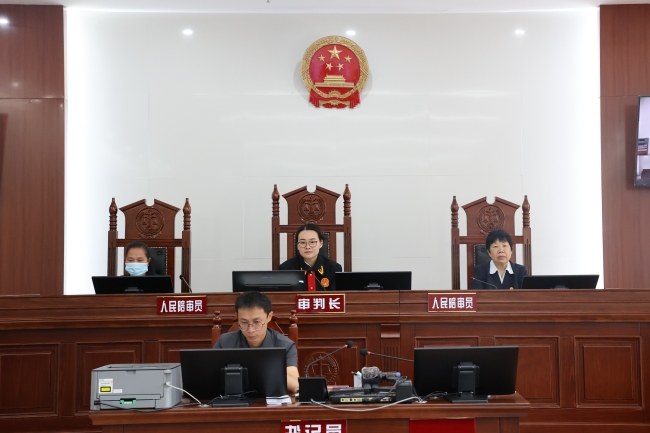庭审现场照片